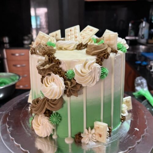 Pastel Verde Diseño de Flores – Elegancia y Sabor en Cada Detalle