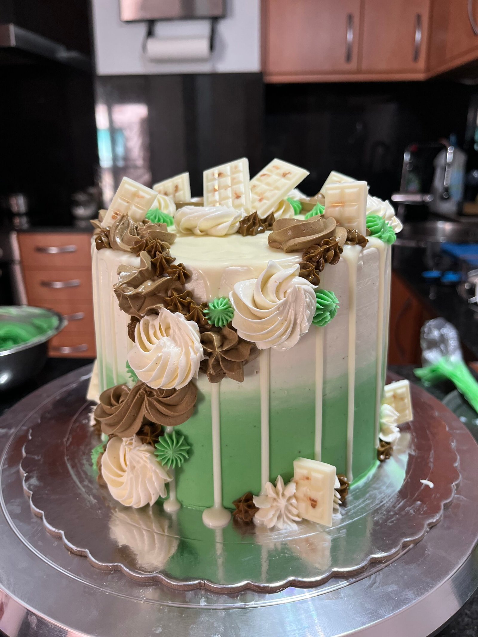 Pastel Verde Diseño de Flores – Elegancia y Sabor en Cada Detalle